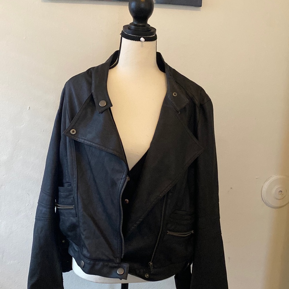 A black shade leather jacket soft . Size Xl.